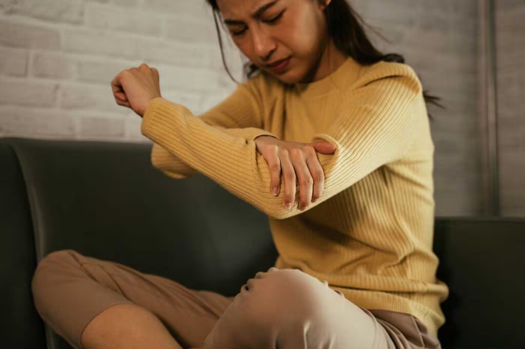 young female suffering from elbow pain 2026 01 07 06 53 27 utc converted